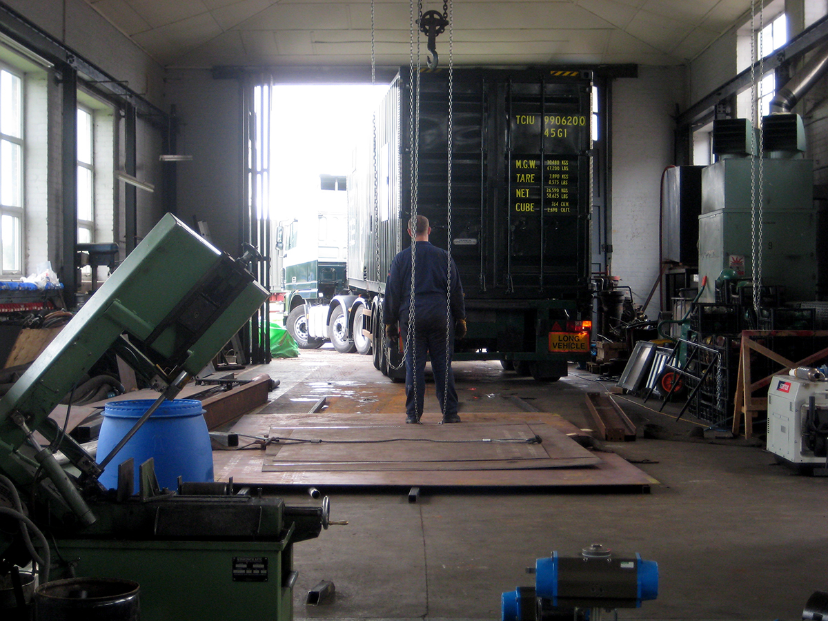 Lukasz Kremski guides cokebusters Double Pumping Unit into workshop 2008