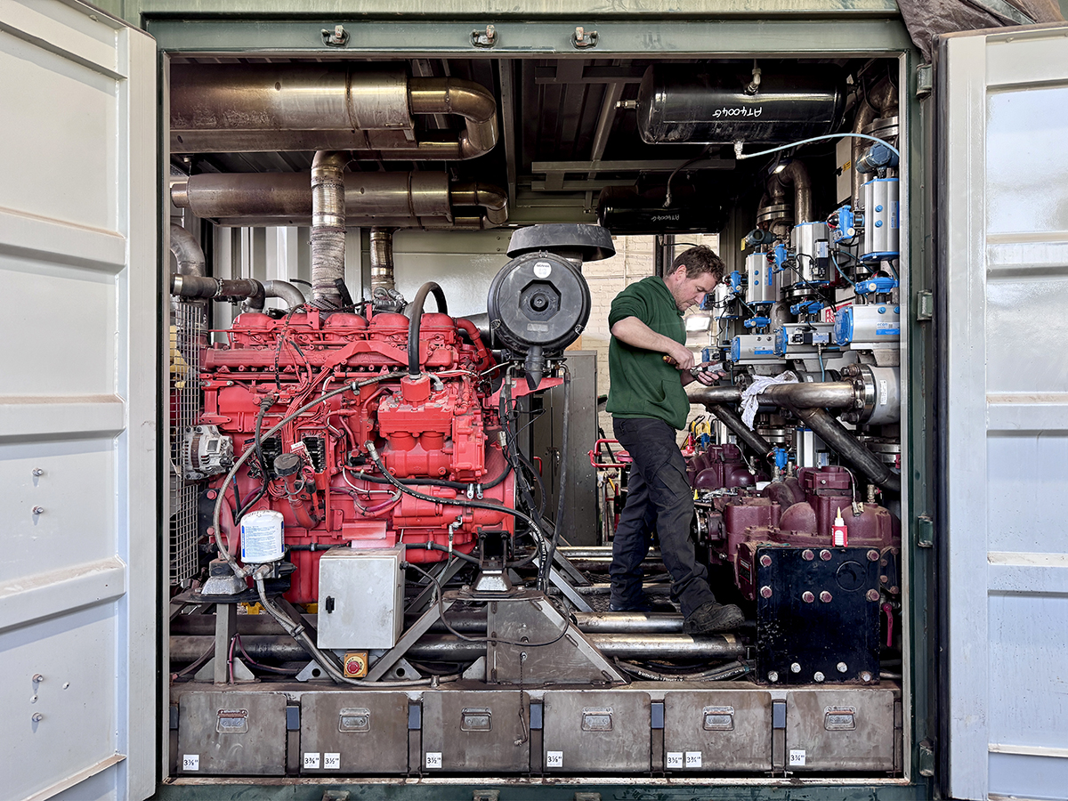 Cokebusters workshop team maintain specialist Double Pumping Unit machine after a long period of performance on site.